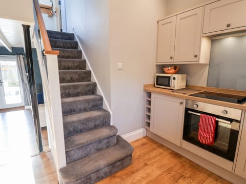 Cottage | Private kitchen | Dishwasher, cookware/dishes/utensils