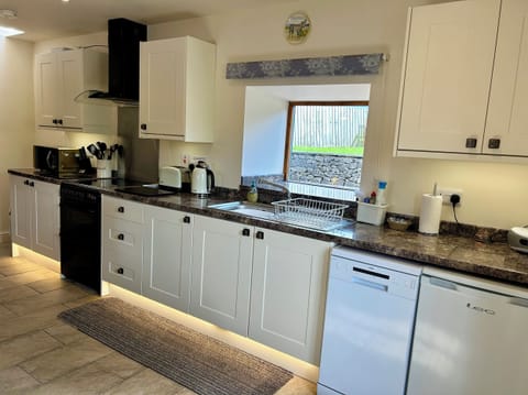 Cottage | Private kitchen | Dishwasher, cookware/dishes/utensils