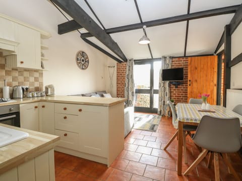Cottage | Private kitchen | Dishwasher, highchair, cookware/dishes/utensils