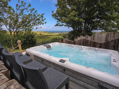 Cottage | Outdoor spa tub