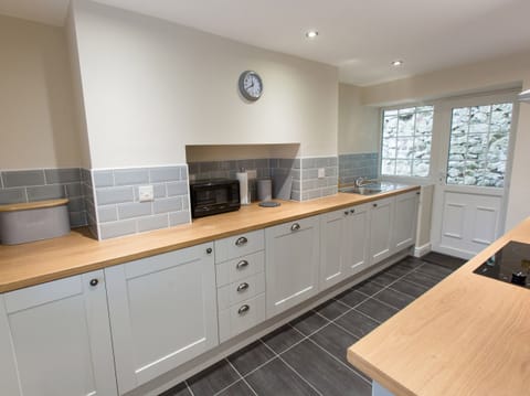 Cottage | Private kitchen | Microwave, stovetop, dishwasher, highchair