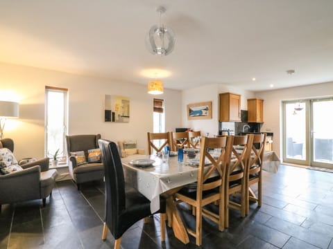 Cottage | Private kitchen | Stovetop, dishwasher, cookware/dishes/utensils