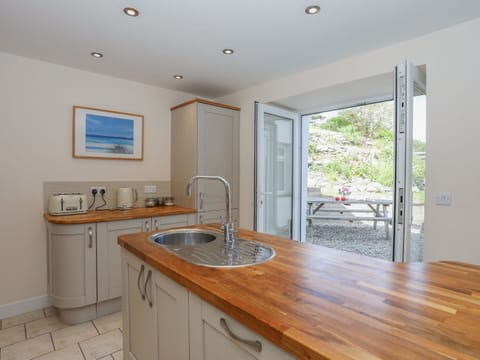 Cottage | Private kitchen | Fridge, microwave, oven, stovetop