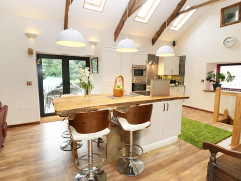 Cottage | Private kitchen | Microwave, stovetop, dishwasher, cookware/dishes/utensils