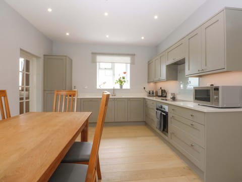 Cottage | Private kitchen | Fridge, microwave, oven, stovetop