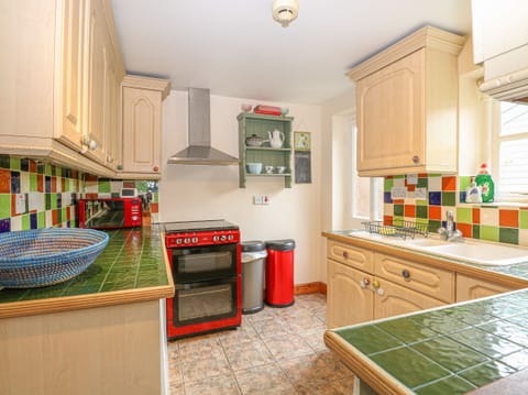 Cottage | Private kitchen | Microwave, stovetop, dishwasher, electric kettle