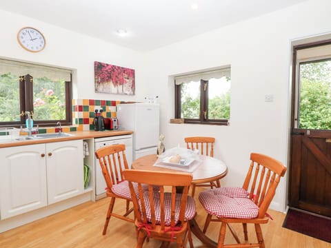 Cottage | Private kitchen | Fridge, microwave, stovetop, dishwasher