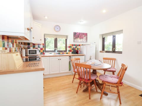 Cottage | Private kitchen | Fridge, microwave, stovetop, dishwasher