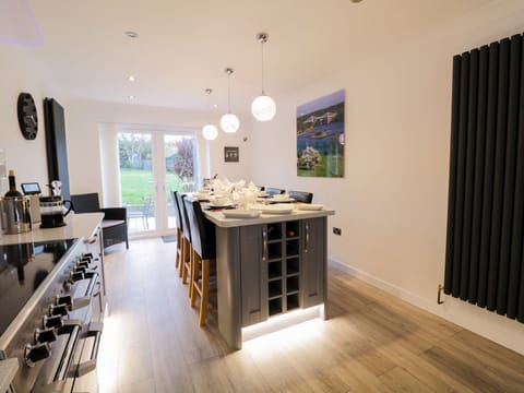 Cottage | Private kitchen | Dishwasher, highchair, cookware/dishes/utensils