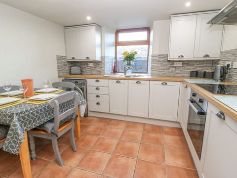 Cottage | Private kitchen | Fridge, stovetop, cookware/dishes/utensils