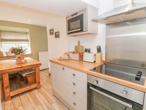Cottage | Private kitchen | Fridge, microwave, stovetop, dishwasher