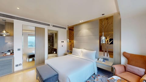 Classic Suite | Minibar, in-room safe, desk, laptop workspace