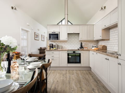 Cottage | Private kitchen | Dishwasher, electric kettle, toaster, highchair