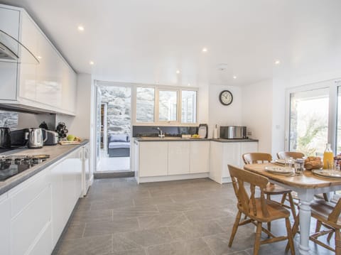 Cottage | Private kitchen | Microwave, oven, stovetop, dishwasher