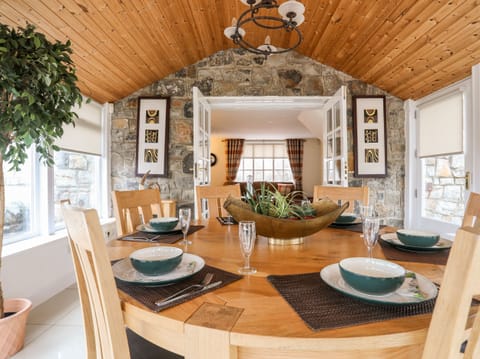 Cottage | Private kitchen | Dishwasher, cookware/dishes/utensils