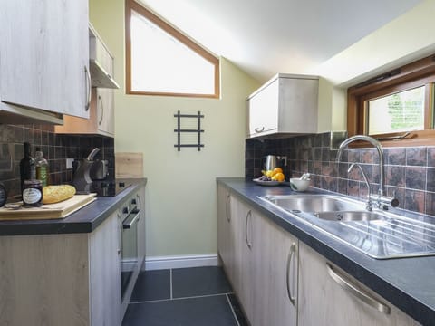 Cottage | Private kitchen | Fridge, microwave, stovetop, dishwasher