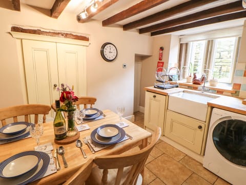 Cottage | Private kitchen | Fridge, microwave, stovetop, dishwasher