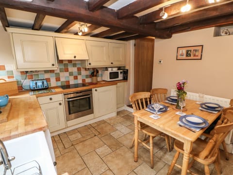 Cottage | Private kitchen | Fridge, microwave, stovetop, dishwasher