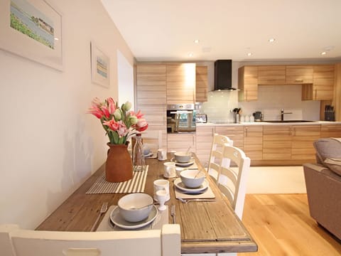 Cottage | Private kitchen | Dishwasher, cookware/dishes/utensils