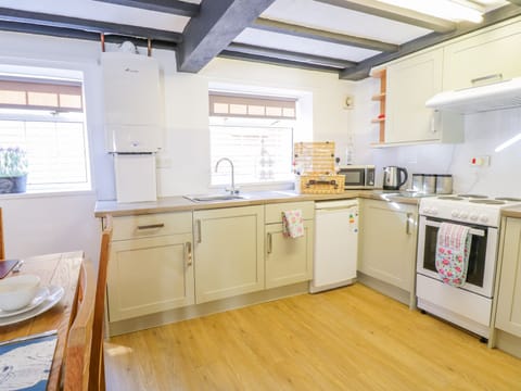 Cottage | Private kitchen | Fridge, electric kettle, toaster, cookware/dishes/utensils