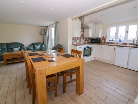 Cottage | Private kitchen | Dishwasher, cookware/dishes/utensils