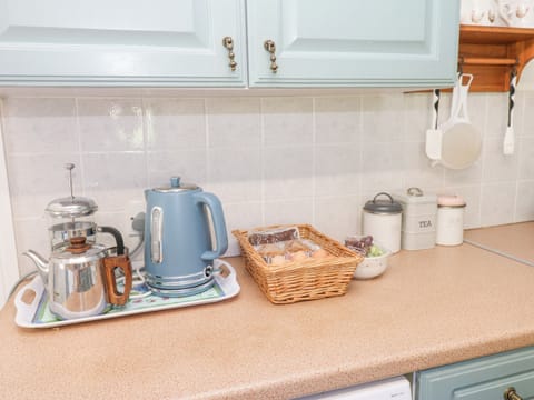 Cottage | Private kitchen | Microwave, stovetop, cookware/dishes/utensils