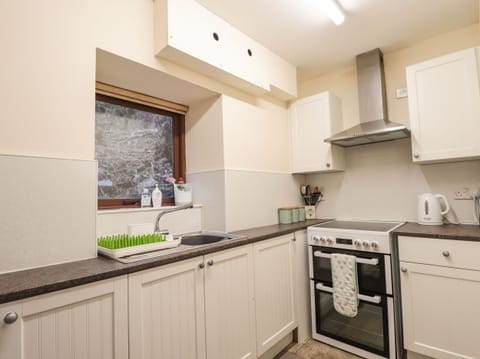 Cottage | Private kitchen | Fridge, microwave, stovetop, electric kettle