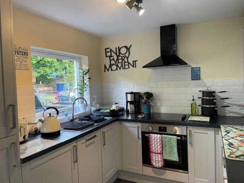 Cottage | Private kitchen | Oven, stovetop, dishwasher, highchair