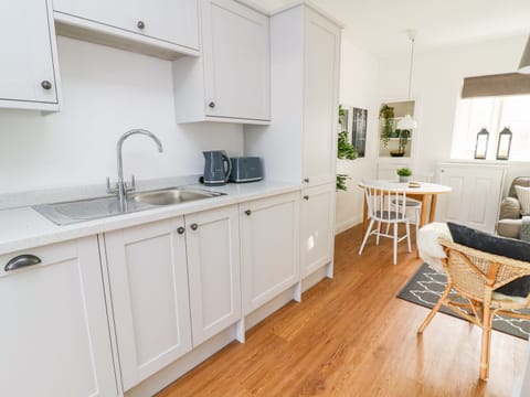 Cottage | Private kitchen | Fridge, stovetop, dishwasher, electric kettle