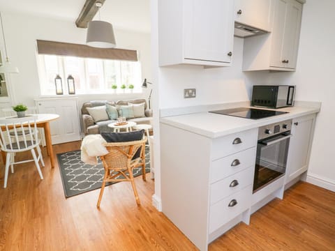 Cottage | Private kitchen | Fridge, stovetop, dishwasher, electric kettle