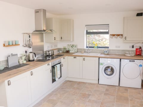 Cottage | Private kitchen | Stovetop, dishwasher, cookware/dishes/utensils