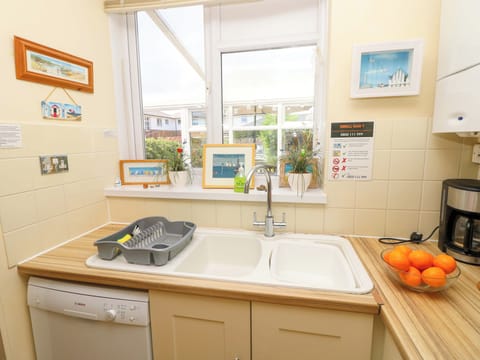 Cottage | Private kitchen | Fridge, dishwasher, highchair, cookware/dishes/utensils
