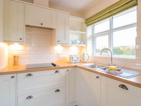 Cottage | Private kitchen | Dishwasher, cookware/dishes/utensils