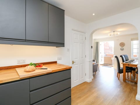Cottage | Private kitchen | Stovetop, dishwasher, cookware/dishes/utensils