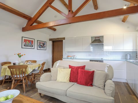 Cottage | Living area | Flat-screen TV, DVD player