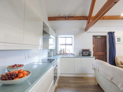 Cottage | Private kitchen | Fridge, microwave, dishwasher, highchair