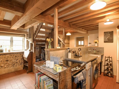Cottage | Private kitchen | Fridge, stovetop, cookware/dishes/utensils
