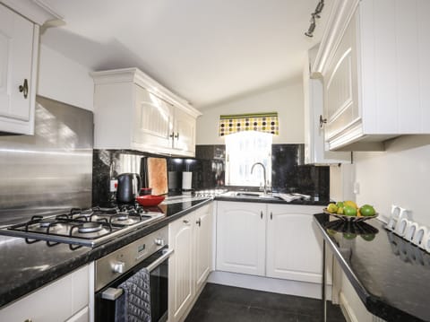 Cottage | Private kitchen | Microwave, stovetop, dishwasher, cookware/dishes/utensils