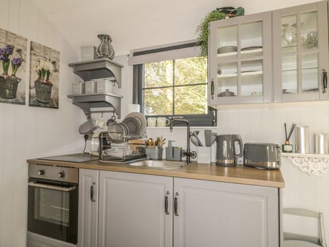 Cottage | Private kitchen | Fridge, microwave, stovetop, cookware/dishes/utensils