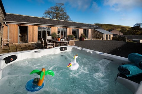Walltown Byre - hot tub and external