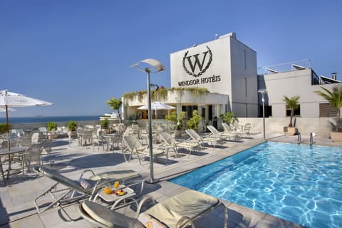 Outdoor pool, pool umbrellas, sun loungers