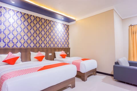 Superior Suite | Desk, WiFi (free), bed sheets