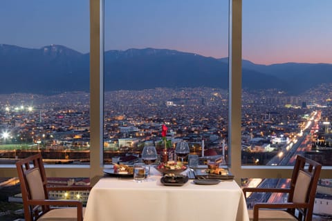 2 restaurants; breakfast, lunch, dinner, and brunch served