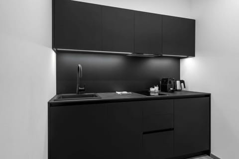 Classic Apartment | Hypo-allergenic bedding, in-room safe, desk, soundproofing