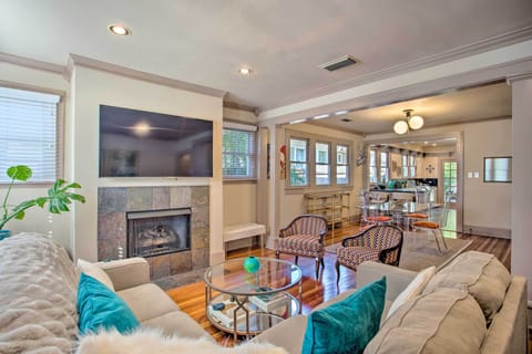 Dallas Vacation Rental | 1BR | 1BA | 1,523 Sq Ft | Steps to Enter