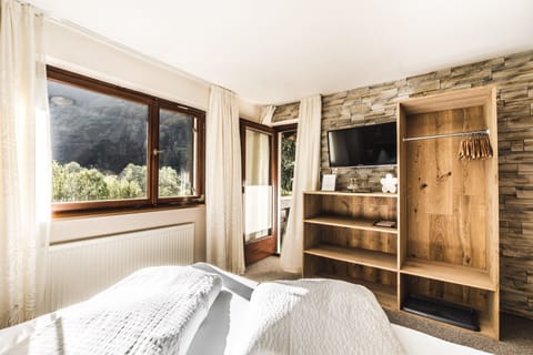 Standard Double Room, Shared Bathroom