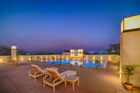 Outdoor pool, sun loungers