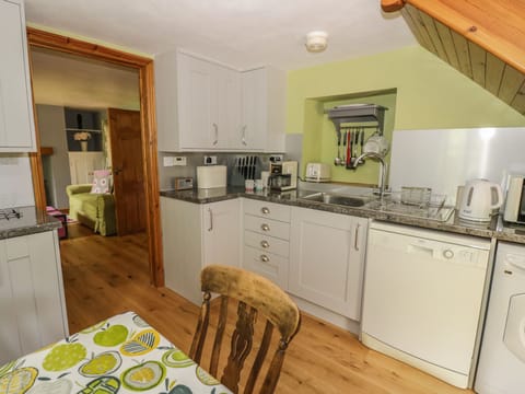 Cottage | Private kitchen | Microwave, stovetop, dishwasher, electric kettle