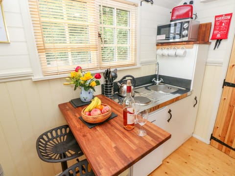 Cottage | Private kitchen | Fridge, microwave, stovetop, electric kettle