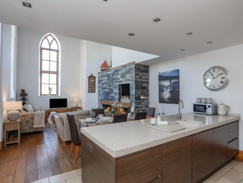 Cottage | Private kitchen | Microwave, dishwasher, electric kettle, toaster